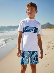 SHEIN 青少年男童泳衣套装，上衣采用定位印花，下衣采用随机印花。这款男童泳衣套装兼具舒适与时尚。设计融入全球知名的绿色手绘树叶元素，营造出浓郁的度假氛围。轻盈的面料让孩子们在水中活动自如，快速排水，保持干爽。适合在海滩或泳池穿着。2025年新品，让孩子们玩得开心无忧。