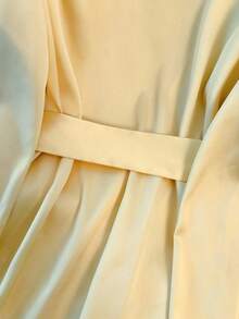 GlowEve CURVE 大码优雅端庄裹身缎面衬衫 - 黃色 - 查看 3