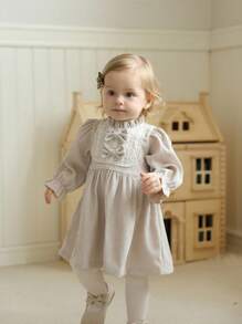 SHEIN 女童优雅复古蕾丝边灯芯绒连衣裙，带蝴蝶结，长袖荷叶边领，适合上学、休闲、派对、礼物，3 个月 - 3 岁 - 卡其色 - 查看 3