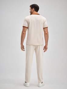 2 pezzi Tuta sportiva da uomo OFFICEAU, polo a maniche corte casual + pantaloni lunghi, outfit sportivo con design a patchwork, adatto dalla primavera all'estate - Cachi - Visualizzare 2