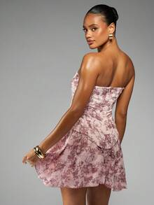 MISSGUIDED Toile De Jouy印花无肩带迷你连衣裙，泡泡裙摆，束身胸衣式上身，飘逸雪纺荷叶边层叠设计，适合派对、夏季婚礼宾客穿着。 - 酒紅色 - 查看 2