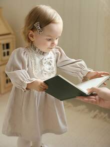 SHEIN 女童优雅复古蕾丝边灯芯绒连衣裙，带蝴蝶结，长袖荷叶边领，适合上学、休闲、派对、礼物，3 个月 - 3 岁 - 卡其色 - 查看 5