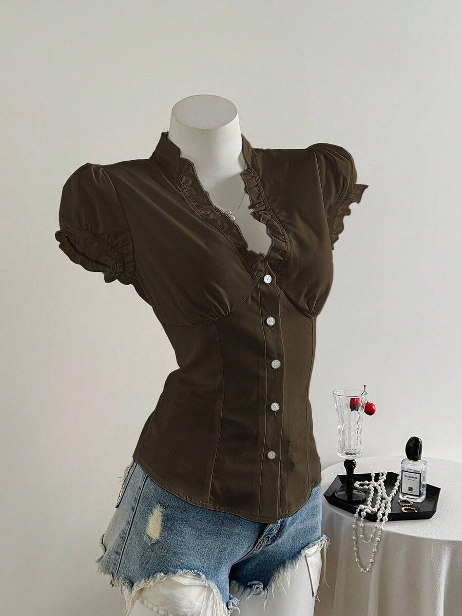 SHEIN Unity 极简美式风格白色荷叶边V领短袖褶皱腰部修身女式衬衫 - 咖啡棕 - 查看 1