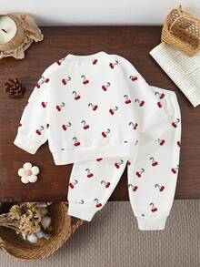 SHEIN 1 套女婴休闲时尚可爱甜美樱桃图案和“CHERRY”字母印花圆领运动衫和裤子套装，白色连帽衫套装，秋冬 - 彩色 - 查看 2