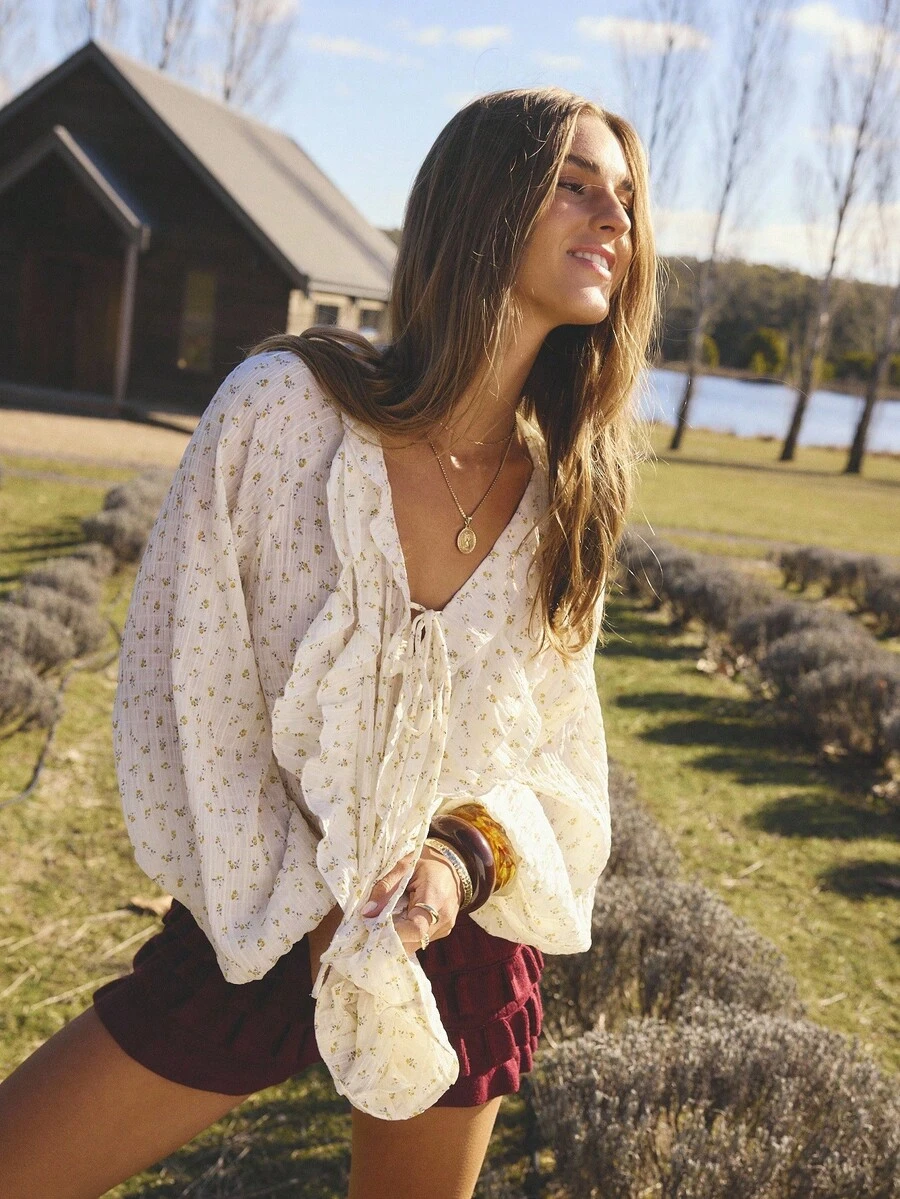 Aralina 荷叶边 V 领长袖前系带衬衫 - 彩色 - 查看 1