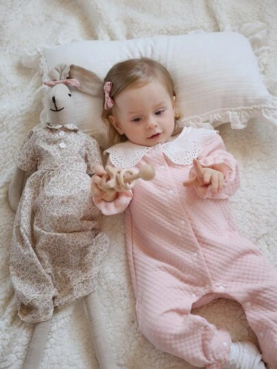 SHEIN 女婴粉色休闲针织连体衣，彼得潘领设计，适合外出和居家休闲穿着，春秋季款