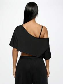 SUMWON Camiseta básica casual de verano de manga corta con diseño de letra de estilo urbano y estampado de texto para mujer de talla grande, con hombros descubiertos y corte cropped