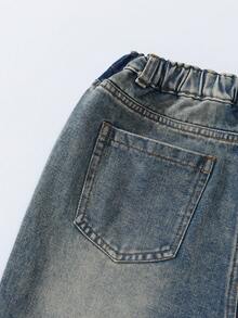 SHEIN ChillGRL 这款少女复古做旧牛仔休闲裤，采用褪色青铜色调水洗工艺，饰有破洞和做旧细节，弹性腰带穿着舒适，纽扣前襟方便穿脱，宽松版型更显身材。适合外出、约会、派对、返校季等各种场合，是春夏秋冬的时尚百搭单品。