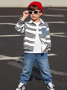 SHEIN 2 件套年轻男童休闲舒适百搭条纹印花图案撞色口袋长袖衬衫和牛仔裤套装，幼儿园服装 - 藍白色 - 查看 1