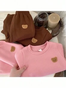 SHEIN 4件套女婴针织纯色圆领小熊装饰休闲卫衣和长裤套装 - 彩色 - 查看 7