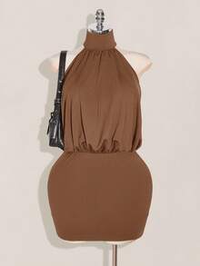 SHEIN ICON Vestido mini ajustado con cuello alto, espalda descubierta y fruncido, talla grande. Vestido ajustado sexy con cuello halter, espalda descubierta, estilo Y2K - Marrón - Ver 1