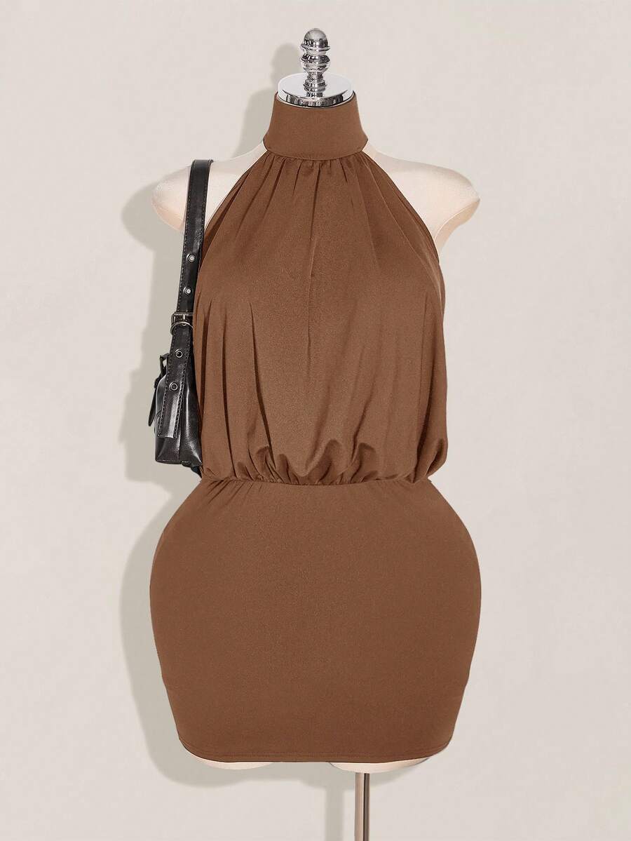 SHEIN ICON Vestido mini ajustado con cuello alto, espalda descubierta y fruncido, talla grande. Vestido ajustado sexy con cuello halter, espalda descubierta, estilo Y2K - Marrón - Ver 1