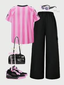 SHEIN ChillGRL 2 件套少女图案数字和字母印花蝴蝶结篮球球衣 T 恤上衣和黑色工装口袋裤休闲街头装 - 黑色 - 查看 2