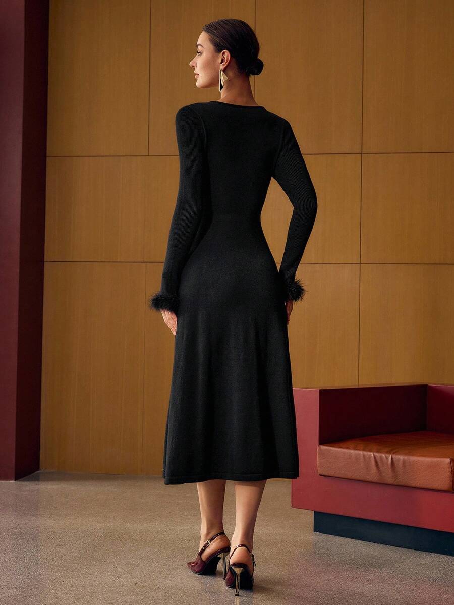 MOTF PREMIUM 女士优雅V领针织连衣裙，配有毛皮饰边袖口 - 藏蓝色 - 查看 2