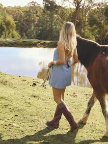 Aralina 女士时尚性感条纹印花扣露背挂脖牛仔连衣裙，夏季