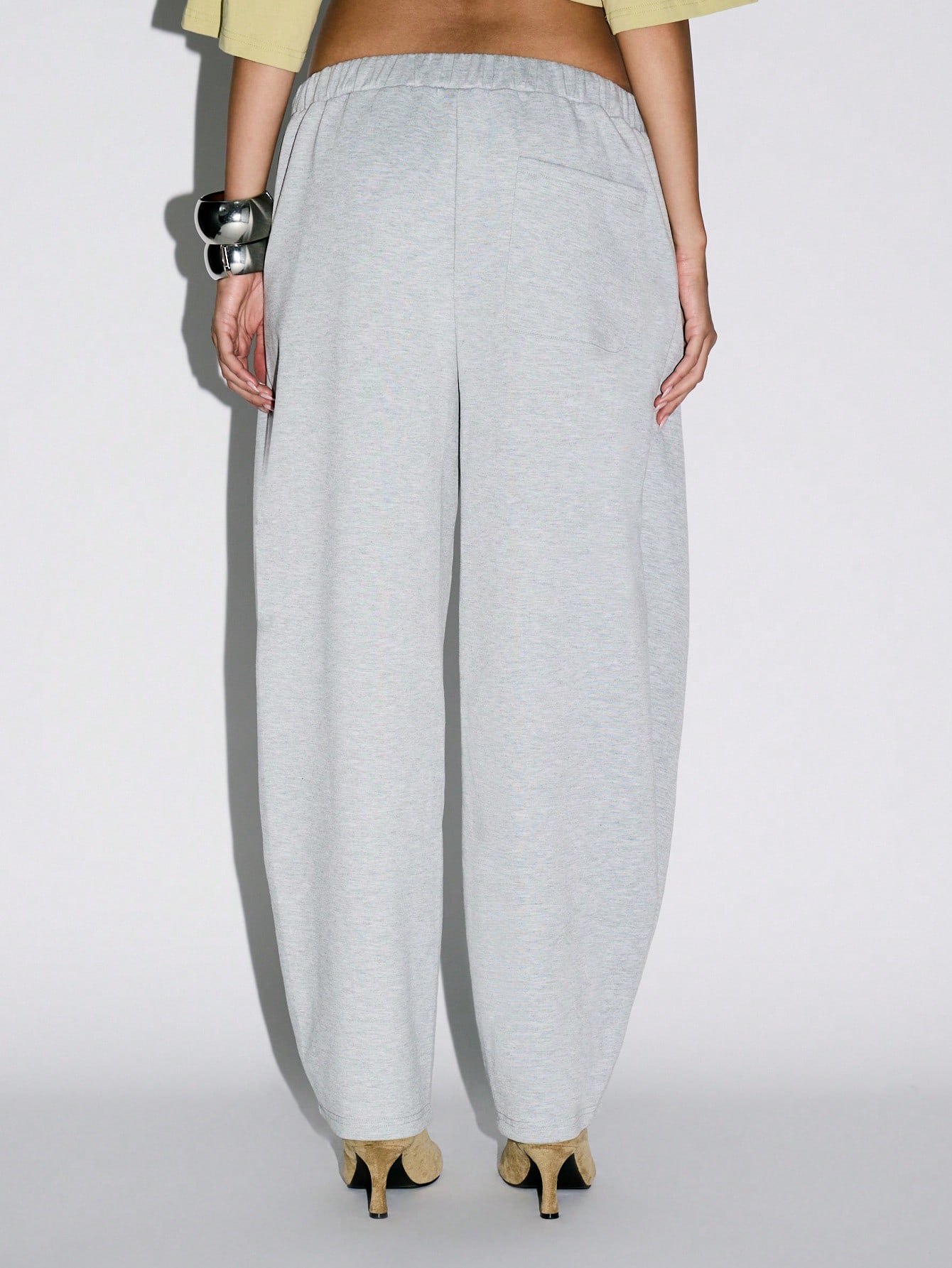 KIZN Calça jogger com pregas frontais e perna cenoura com cós elástico