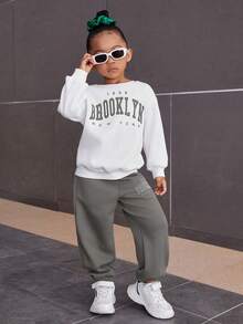 SHEIN Conjunto deportivo casual de sudadera con estampado gráfico y pantalones para niña - Gris - Ver 4