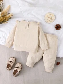 SHEIN Vintaside Kids 女婴毛衣套装 这款女婴毛衣套装可爱、休闲又百搭。套装包含一件米色褶皱蕾丝泡泡针织衫（后背纽扣设计）、一件套头毛衣和一条后领羊毛裤，版型合身。长袖毛衣和帽子也十分百搭。这套两件套适合春、秋、冬三季穿着。 - 白色 - 查看 2