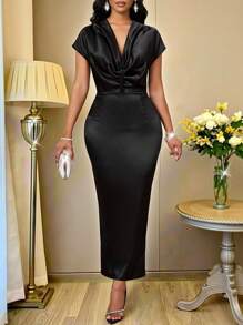 SHEIN Lady Elegante abito lungo in raso con scollo a V profondo, colore unito, stile old money, adatto per brunch, outfit eleganti e modesti per le donne - nero - Visualizzare 1