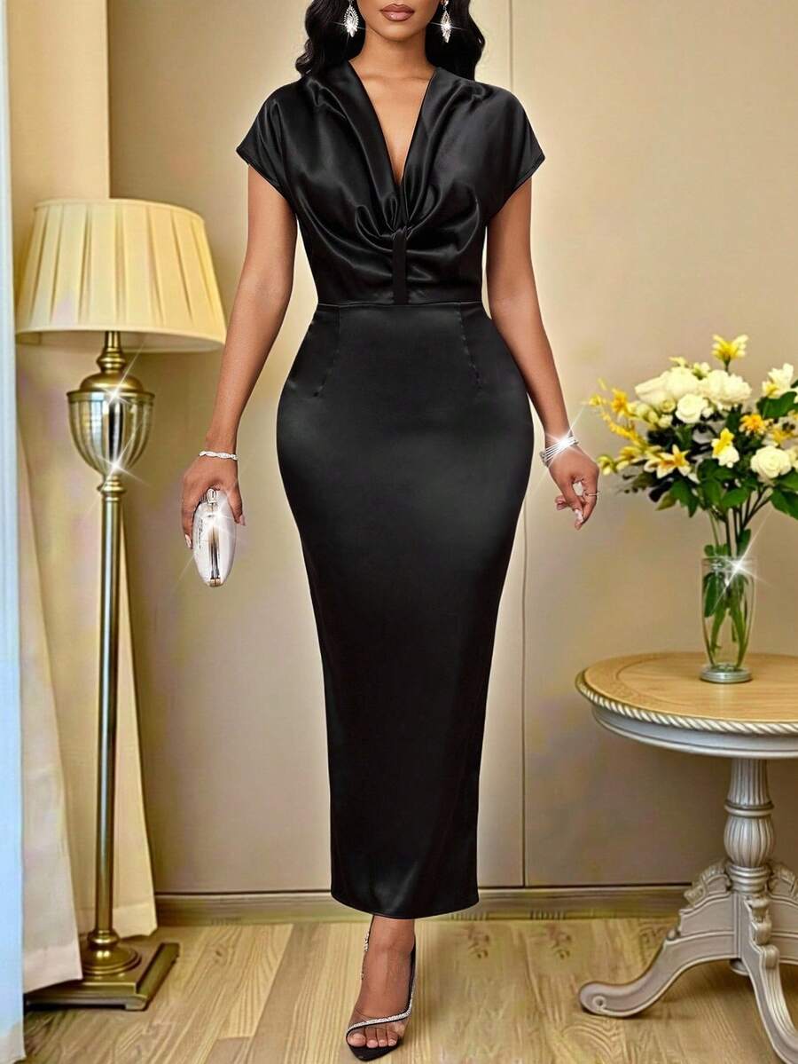 SHEIN Lady Elegante abito lungo in raso con scollo a V profondo, colore unito, stile old money, adatto per brunch, outfit eleganti e modesti per le donne - nero - Visualizzare 1
