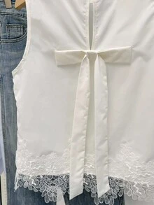 SHEIN Frenchy 女士休闲纯色撞色蕾丝无袖衬衫，白色蕾丝上衣，白色优雅上衣，女士白色上衣，蕾丝下摆衬衫，后背蝴蝶结衬衫，无袖衬衫，撞色蕾丝背心，优雅上衣，可爱背心，秋季女装，冬季女装，四季皆宜，冬季女装，休闲办公女装，法式风格，商务休闲女装，优雅，通勤，简约，办公室，复古，简约 - 白色 - 查看 4