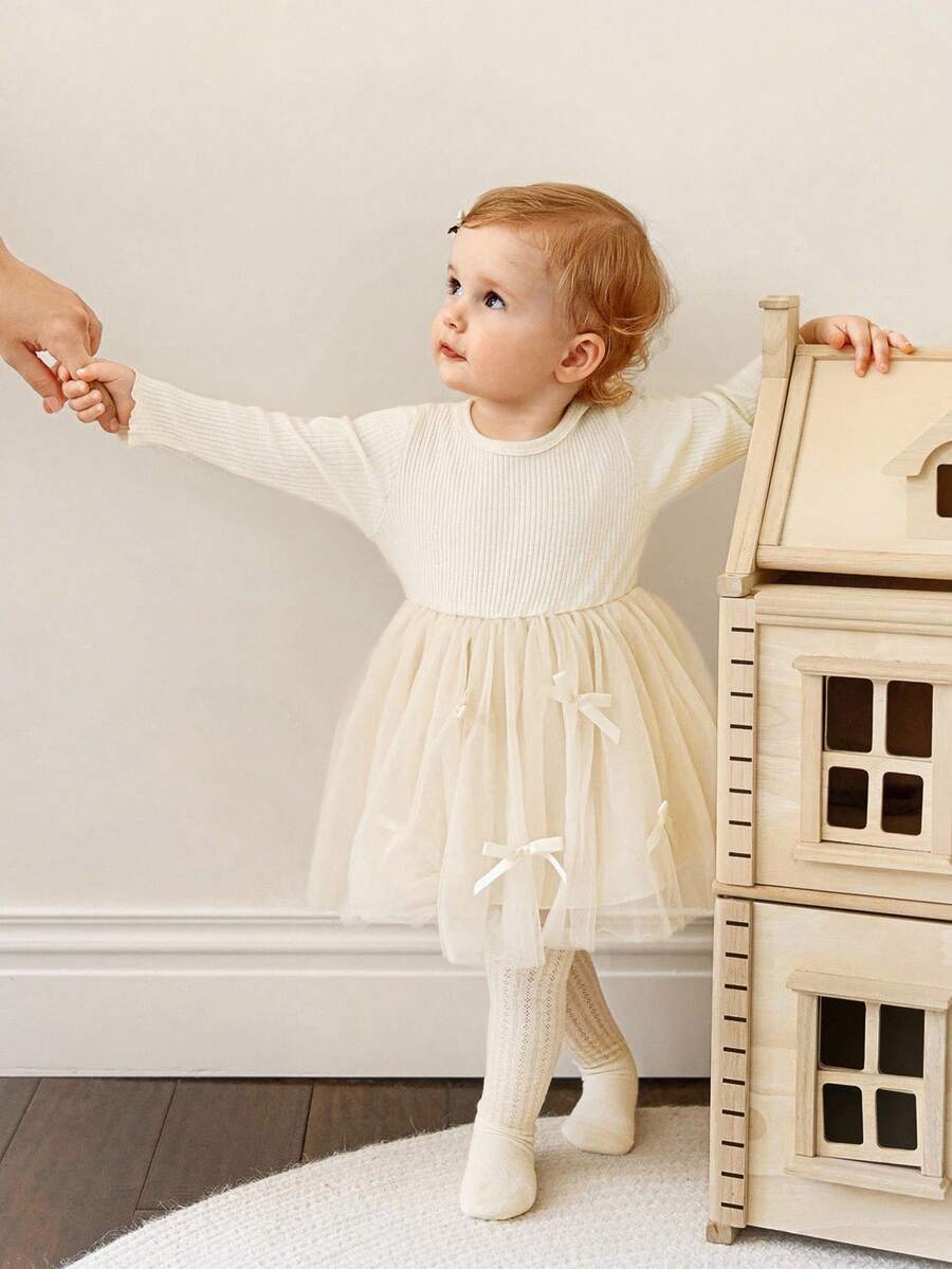 SHEIN 长袖圆领收腰双层薄纱女婴连衣裙。春夏新品上市。舒适时尚，甜美可爱，优雅大方，是日常穿着的必备单品。 - 杏色 - 查看 1