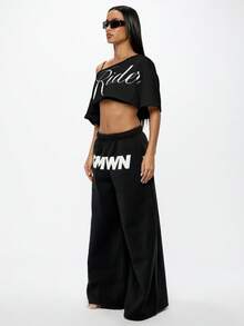 SUMWON Camiseta básica casual de verano de manga corta con diseño de letra de estilo urbano y estampado de texto para mujer de talla grande, con hombros descubiertos y corte cropped