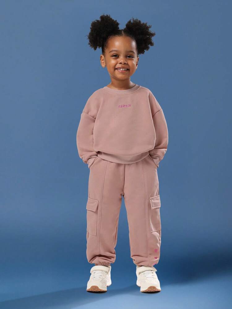 Ensemble sweat-shirt oversize et jogging cargo avec détail cœur