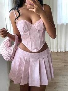 SHEIN EZwear Bộ 2 món áo hai dây viền bất đối xứng màu trơn và chân váy mini xếp ly cho nữ - Hồng - Xem 3