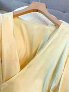 GlowEve CURVE 大码优雅端庄裹身缎面衬衫 - 黃色 - 查看 5