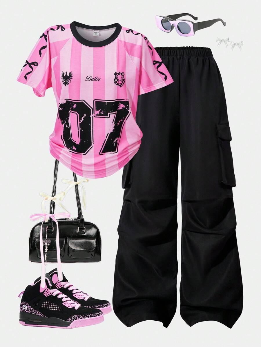 SHEIN ChillGRL 2 件套少女图案数字和字母印花蝴蝶结篮球球衣 T 恤上衣和黑色工装口袋裤休闲街头装 - 黑色 - 查看 1