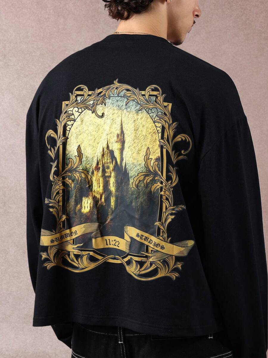 Áo thun tay dài dáng ngắn SUMWON in hình lâu đài Gothic ở lưng, thiết kế nghệ thuật giả tưởng thời Trung cổ, phong cách cổ điển với khung trang trí cầu kỳ, bộ sưu tập thu đông, phong cách thường ngày. - màu đen - Xem 1