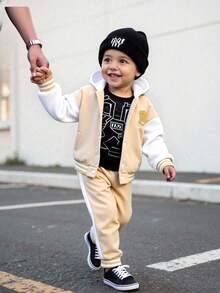 两件套幼儿男童加厚连帽开衫外套和裤子套装，秋冬款。外套采用连帽设计，饰有刺绣熊头和字母图案，罗纹袖口和下摆。裤子采用简约的拼色设计。适合日常穿着、上学、度假、圣诞节和万圣节穿着。 - 卡其色 - 查看 3