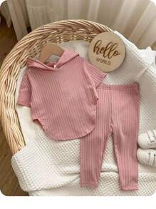 可愛簡約純色短袖連帽上衣和彈性腰長褲套裝，適用於女寶寶