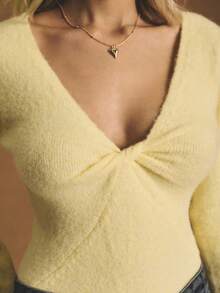 Poéselle 柠檬黄扭结前襟毛绒针织衫，柔软V领长袖套头衫，轻松打造舒适时尚造型，扭结前襟毛衣，毛绒针织上衣，淡黄色毛衣，女士柔软针织衫，V领套头衫，舒适秋季毛衣，美观针织，女士纯色扭结设计长袖修身时尚毛衣，秋季 - Butter Yellow - 查看 5