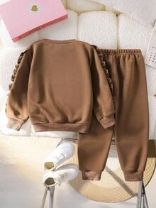SHEIN Young Girls Cute Solid Color Frill Trim Long Sleeve Sweatshirt And Sweatpants Set, Suitable For Autumn/Winter Gatherings, Birthday Parties, Back To School And Daily Casual Occasions Girls Brown Outfit Girls Brown Set Girls Comfy Set Young Girl Brown Outfit Young Girl Brown Sweatsuit Young Girl Brown Set Girls Fall Sets - Khaki - View 2