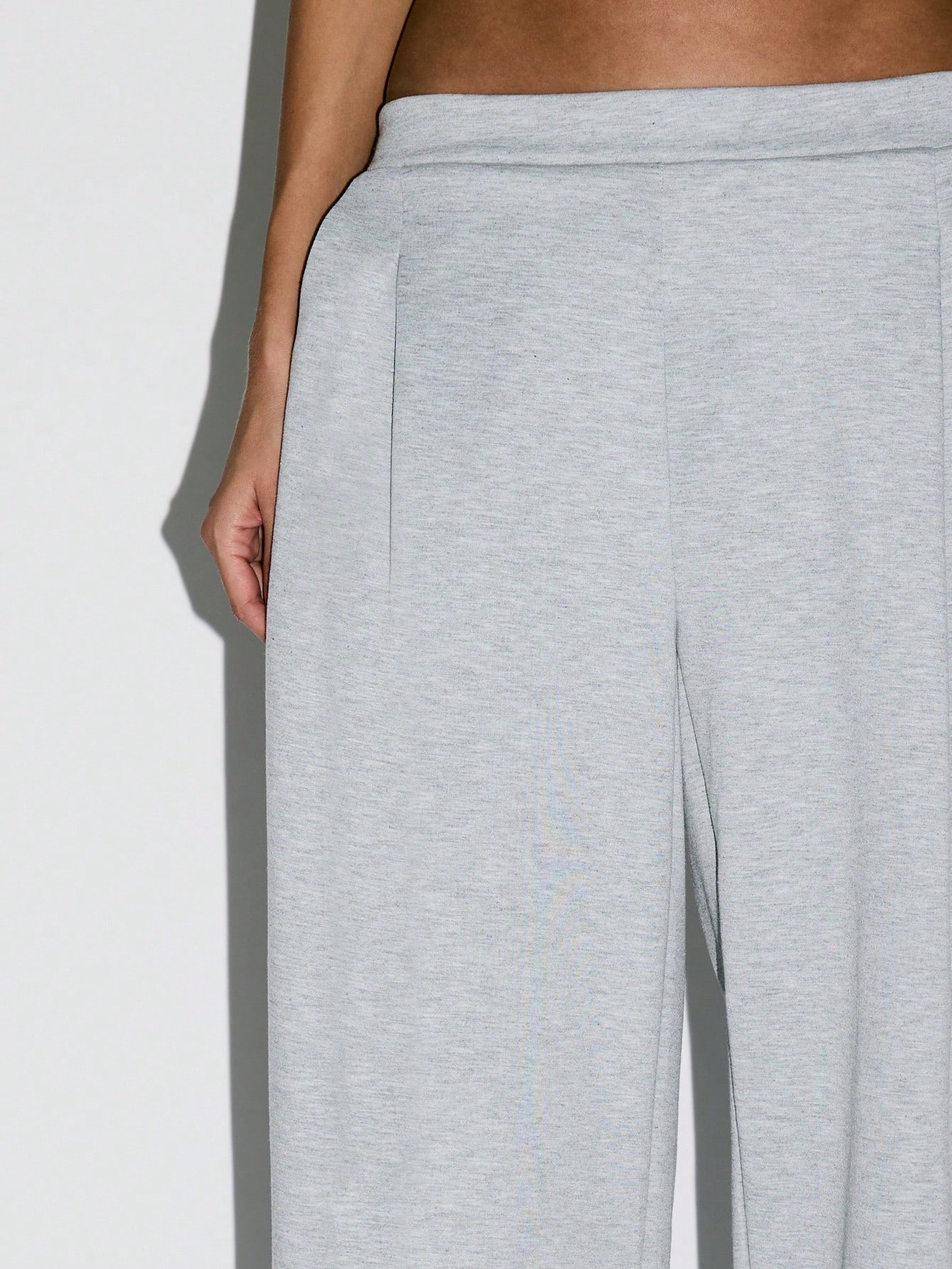 KIZN Calça jogger com pregas frontais e perna cenoura com cós elástico