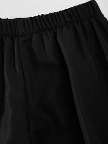 SHEIN ChillGRL 2 件套少女图案数字和字母印花蝴蝶结篮球球衣 T 恤上衣和黑色工装口袋裤休闲街头装 - 黑色 - 查看 8