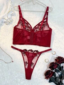 SHEIN مجموعة سروال وصدرية بحمالة من المقاسات الكبيرة للنساء باللون البرغندي مع زهور، صدرية طويلة الخط داعمة وشورت تشكيل الجسم قطعتان