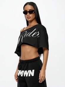SUMWON Camiseta básica casual de verano de manga corta con diseño de letra de estilo urbano y estampado de texto para mujer de talla grande, con hombros descubiertos y corte cropped