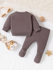 SHEIN Conjunto de suéter de punto trenzado y calcetines de moda clásica para niños pequeños, cómodo para el hogar, reuniones y salidas