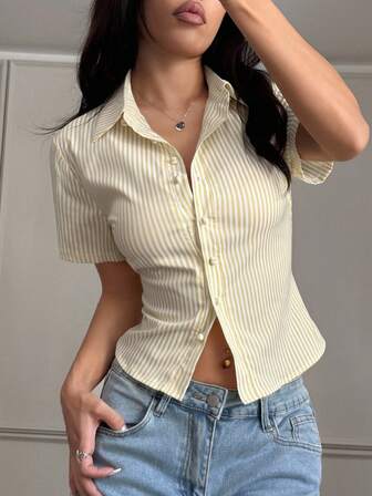 Zielony ChicEase French Style Slim Fit Yellow And White Striped Short Sleeve Elegant Office Wear Blouse For Women Shirt Blouses For Women New Women Shirts Summer Striped Shirt Shirts For Women Cropped Shirts Ribbed Shirt White Shirt