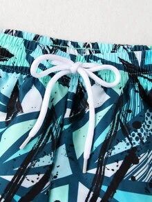SHEIN 两件套男童泳衣套装。正面图案/泳裤随机印花。长袖防晒衣不仅时尚，还能有效保护孩子的肌肤。独特的不对称剪裁图案设计营造出度假氛围。采用优质面料制成，弹性佳，适合长期穿着。 - 彩色 - 查看 5