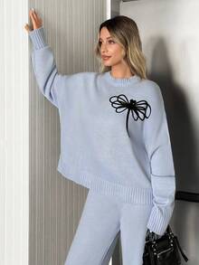 EURMUSE Bộ 2 món áo len chui đầu cổ tròn thêu họa tiết cho nữ kèm quần len dệt kim phối đồ hai mảnh - Màu xanh nhạt - Xem 1