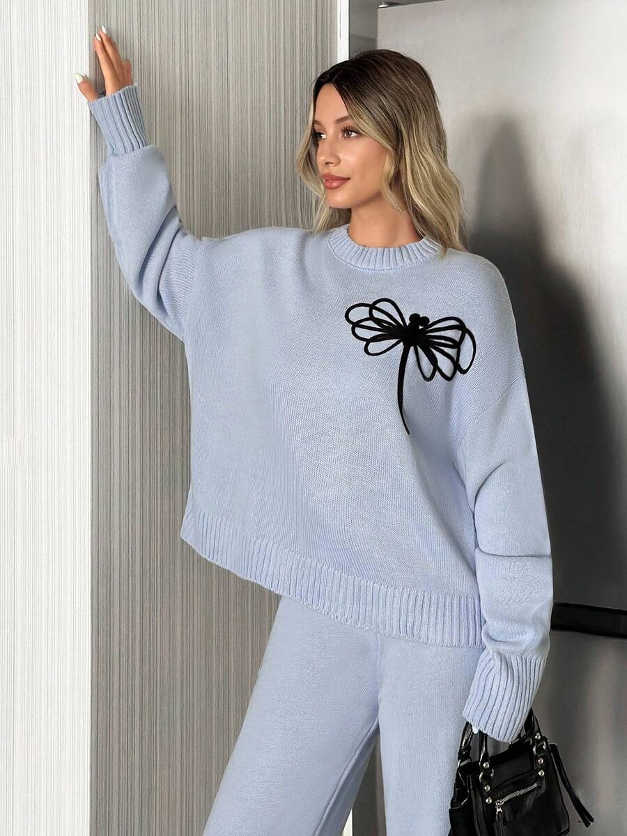 EURMUSE Bộ 2 món áo len chui đầu cổ tròn thêu họa tiết cho nữ kèm quần len dệt kim phối đồ hai mảnh - Màu xanh nhạt - Xem 1
