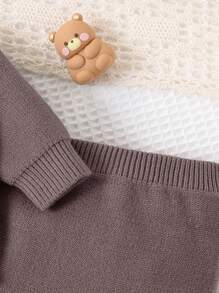 SHEIN Conjunto de suéter de punto trenzado y calcetines de moda clásica para niños pequeños, cómodo para el hogar, reuniones y salidas