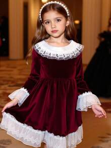 Glamorique Kids 年轻女孩的勃艮第天鹅绒风格连衣裙，采用柔软的光泽天鹅绒面料，勃艮第主色，衣领、袖口和下摆饰有白色蕾丝花边，彼得潘领，独特的后开衩设计，长袖带褶皱袖口，喇叭裙，优雅而适合日常和度假穿着，勃艮第天鹅绒蕾丝连衣裙，单品，秋冬 - 酒紅色 - 查看 4