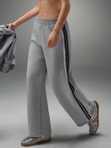 CasuGlow Quần dài thể thao ống rộng họa tiết sọc ngang phối ren tương phản cạp chun cho nữ - Màu Xám nhạt - Xem 2