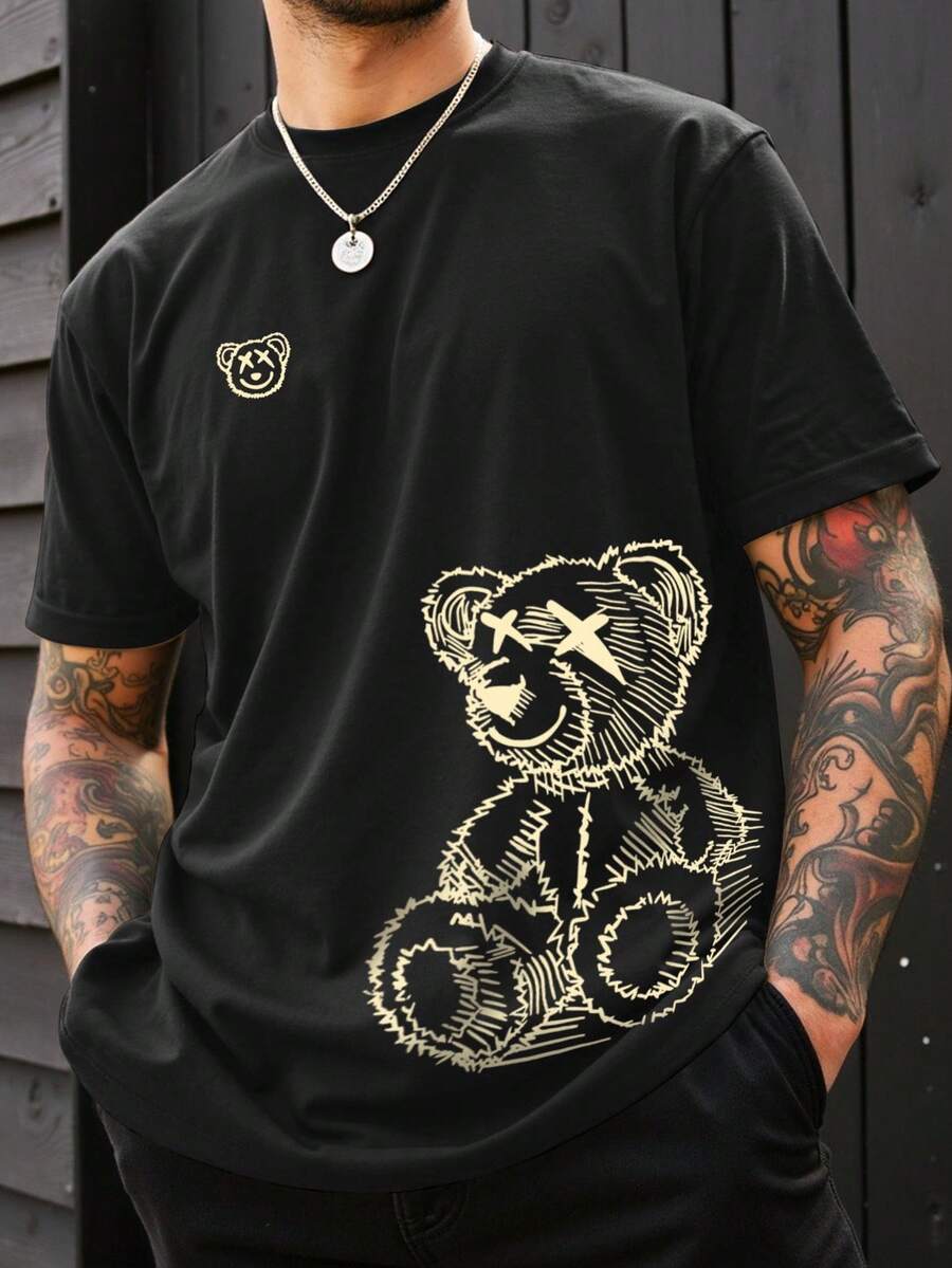 Manfinity Homme 男士大码宽松黑色T恤，简约设计。年轻男士街头风格服饰。小熊印花、泰迪熊图案，舒适现代、休闲日常，是完美的街头时尚单品，也是送给男朋友或老公的绝佳礼物。百搭旅行风。 - 黑色 - 查看 1