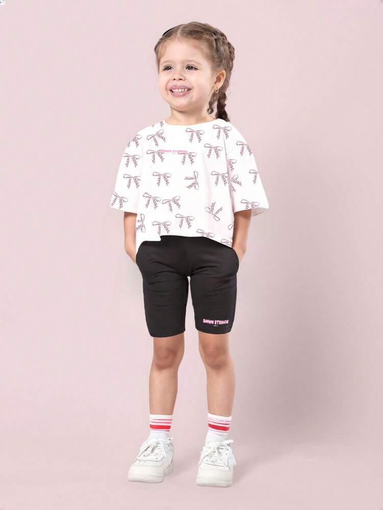 Maglietta bianca con motivo a fiocco e pantaloncini da ciclista neri